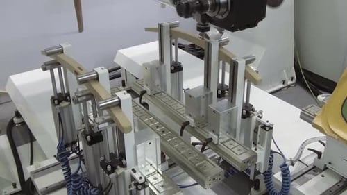 CNC-Maschine für die Holzbearbeitung im Prozess
