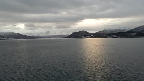 Wunderschöne Luftaufnahme über einen Fjord in Norwegen mit schneebedeckten Bergen