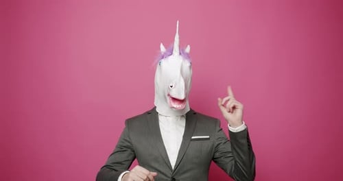 Guy in grauen Anzügen mit Einhornmaske hat eine gute Idee