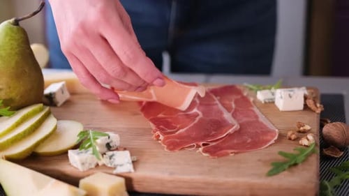 Préparation de tranches de jambon aux poires et au fromage bleu
