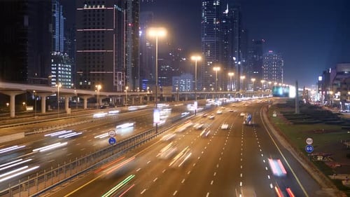 Bâtiments rayonnants lumineux et routes de la ville la nuit