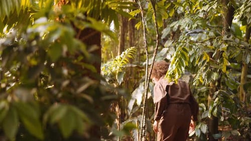 Jovem mulher explorando jardins botânicos ensolarados