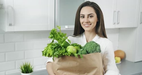 Bolsa de mujer con verduras verdes