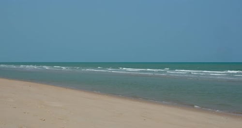 Wasserwelle am Sandstrand