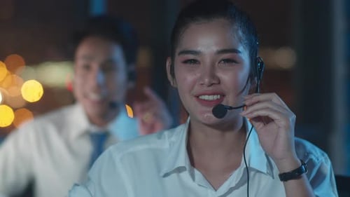 L'équipe du centre d'appels utilise un ordinateur et un microphone, un casque et un support technique au bureau de nuit