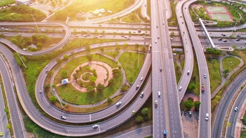 4K : Vue aérienne par Drone Hyperlapse de la route de jonction à plusieurs niveaux de l'autoroute.
