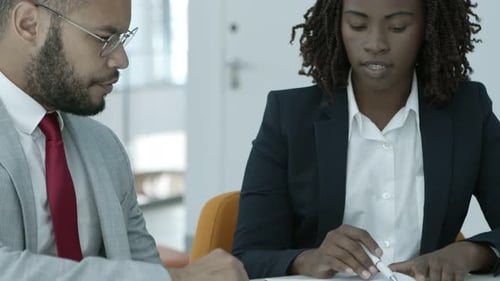 Geschäftsleute unterschreiben Vertrag