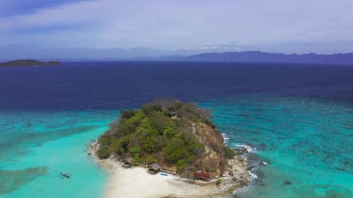 Unbewohnte und wilde tropische Insel mit Palmen und azurblauem Meer. Leerer weißer Sand