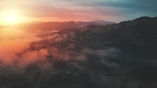Luftaufnahme eines romantischen, farbenfrohen Sonnenuntergangs im Mountain Village