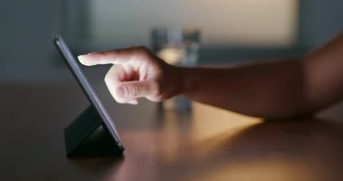 Zu Hause am Tablet-Computer arbeiten