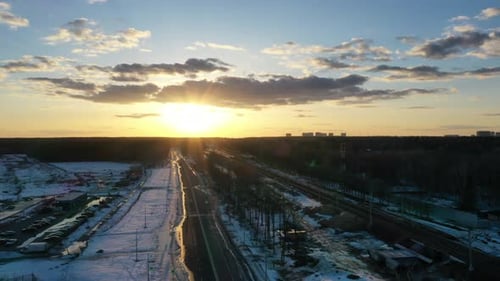 Hyperlapse des Bahnhofs und Wolken bei Sonnenuntergang, Moskau, Russland