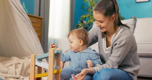 Une maman aimante et attentionnée consacre du temps libre à son seul enfant assis ensemble