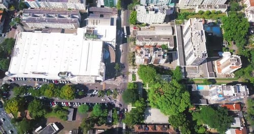 Drohne zeigt die Draufsicht der City Avenue mit Verkehr und bewegt sich dann zur Skyline der Stadt