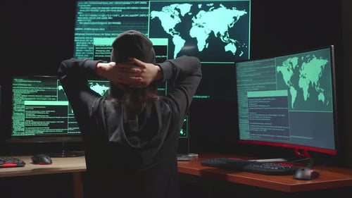 Vue arrière d'une hacker asiatique utilisant le piratage informatique et bouleversée, code sur plusieurs écrans d'ordinateur