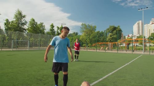 Conflit entre deux joueurs de football différents sur un terrain de football