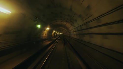 Schnell durch den unterirdischen Tunnel gehen die Lichter der Laternen vorbei