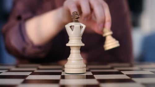 Mujer irreconocible jugando al ajedrez