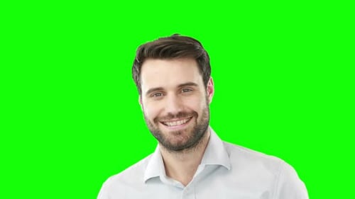 Lächelnder Mann vor Greenscreen