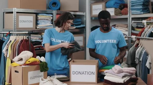 Voluntarios ordenan la ropa donada en un centro Comunidad de donaciones benéficas