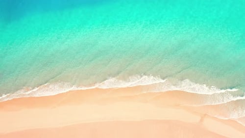 Tropischer Strand mit goldenem Sand