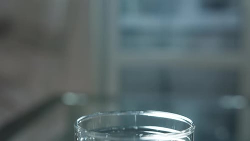 Primer plano del agua mineral en una cámara móvil de vidrio