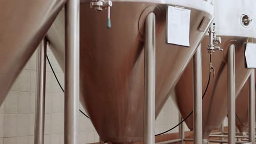 Große Tanks mit Bierprodukten im Werk