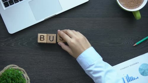 Geschäftsplan, Frau macht Phrase of Cubes, Unternehmensstrategie für nahe Zukunft