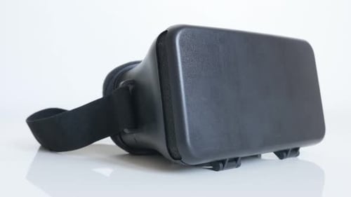 ZAJECAR, SERBIEN - OKTOBER 2016 Auf modernem Virtual-Reality-3D 360-Headset auf weißem Hintergrund