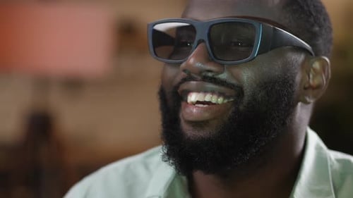 Homem expressivo curtindo show em 3D na tela inicial