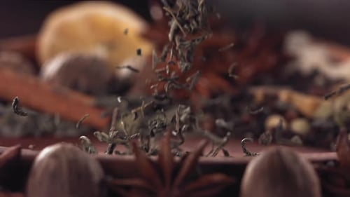 Herbe de thé vert et thym tombant sur le bois