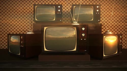 Eine Ausstellung altmodischer Retro-Farbfernseher mit Tunerantennen.