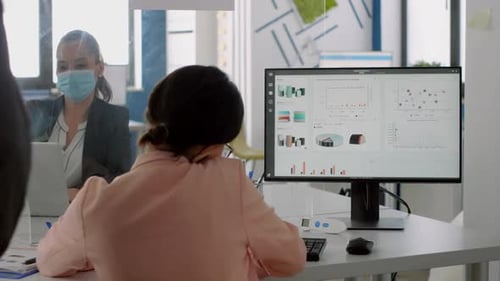 Femme d'affaires parlant au téléphone avec des partenaires alors que l'équipe travaille en arrière-plan