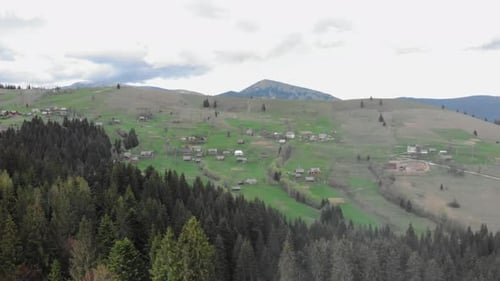 Collines et montagnes. Sommet de montagne sur fond de ciel nuageux