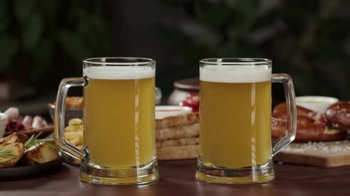 Cliquetis avec de la bière mousseuse dans des verres en gros plan