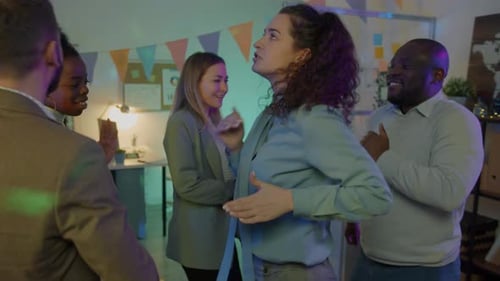 Funcionários despreocupados, equipe multiétnica dançando juntos, curtindo uma festa no escritório à