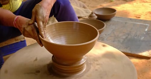 Des mains habiles de potier façonnent l'argile sur Potter Wheel et sculptent un pot en argile. Shipagramme