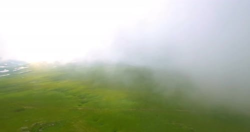 Luftaufnahme Kaukasus im Nebel Bei schlechtem Wetter