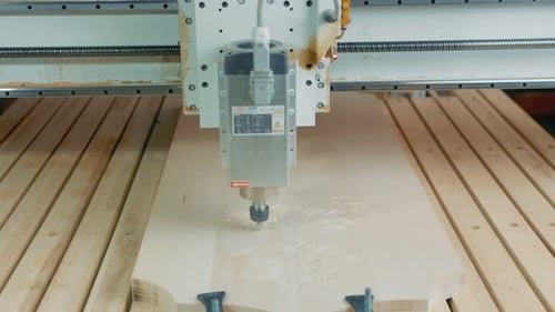 Arbeit einer CNC-Holzbearbeitungsmaschine