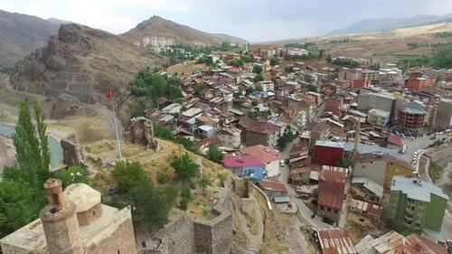 Antiguas murallas de la fortaleza y torre de vigilancia del castillo detrás de las casas en la pequeña ciudad