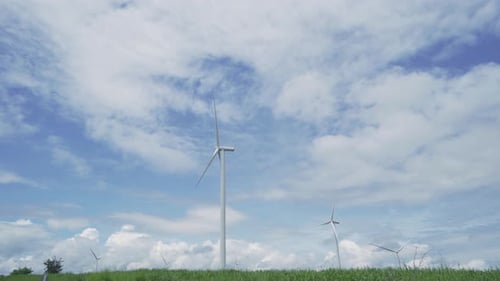 Windturbinen oder Windmühlen, Farmfeld in einer Industriefabrik. Strom, nachhaltige grüne, saubere Energie