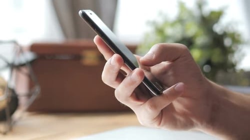 Geschäftsmann tippt Nachricht im Smartphone-Chat