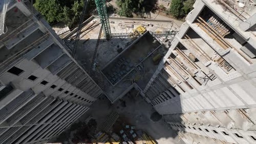 Gran torre industrial trabaja en un sitio de construcción de edificios altos en la ciudad de Tiflis, Georgia