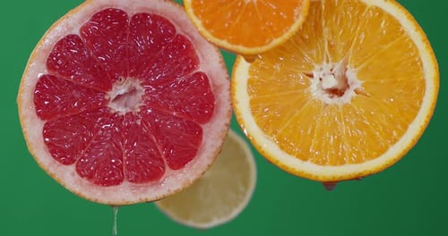 Rebanadas redondas de jugo cítrico que gotea.