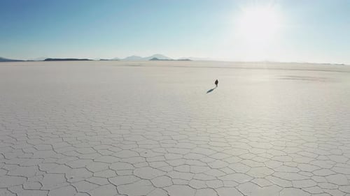 Hombre en poncho en el Salar De Uyuni, Aitiplano, Bolivia