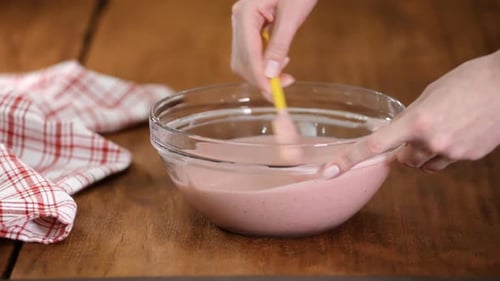 Panadero haciendo mousse de fresa para pastel