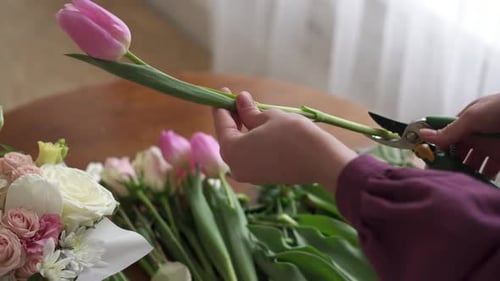 Mains de fleuriste taillées avec des tiges de tulle
