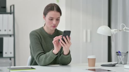 Jeune femme utilisant un smartphone