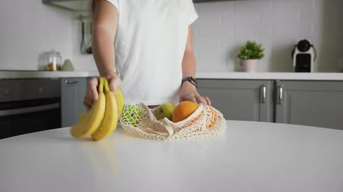 Bolsa ecológica y doméstica Zero Waste. Compras ecológicas. Bolsas de supermercado reutilizables con frutas en la cocina