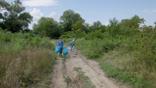 Activistas ecológicos voluntarios limpian basura en la naturaleza