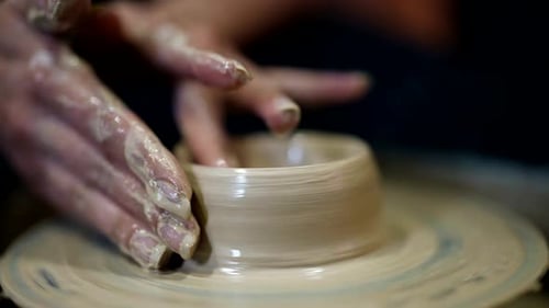 Gros plan des mains d'un tour de potier Clay Potter Craft